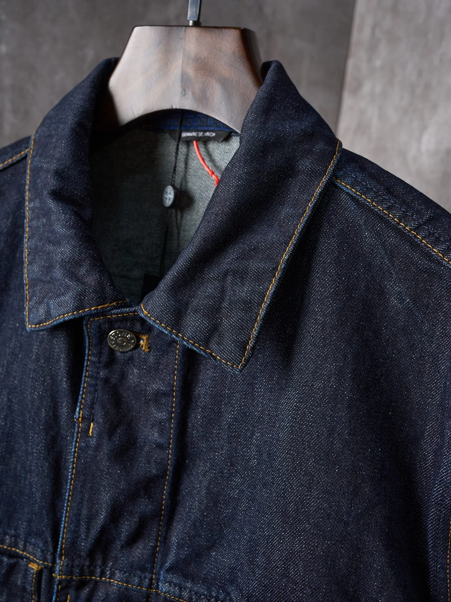 P510 Actual auction】Stonesland/Stone Island Badge Denim Jacket [Ready Stock] S M L Highlight the imprint of the brand. Simple lines outline neat silhouettes to outline a casual and free style. Workwear genes are infused with luxury DNA. Simple charm and versatile charm. Imported machine embroidery technology is used. Advanced computer control systems and sophisticated mechanical components are used to realize the Stonesland badge embroidery operation. High precision. The lines are smooth and delicate. The whole garment is washed with medium-high filtration. Use a special solution to remove stains and slight fading. Then use a strong washing method to fade the color and make it more uniform. The whole piece of clothing is stitched together using a clip-on machine. The clip-on machine can control the distance between the two needles by changing the needle position, achieving seamless splicing, smoothness, neatness, and a loose fit.
